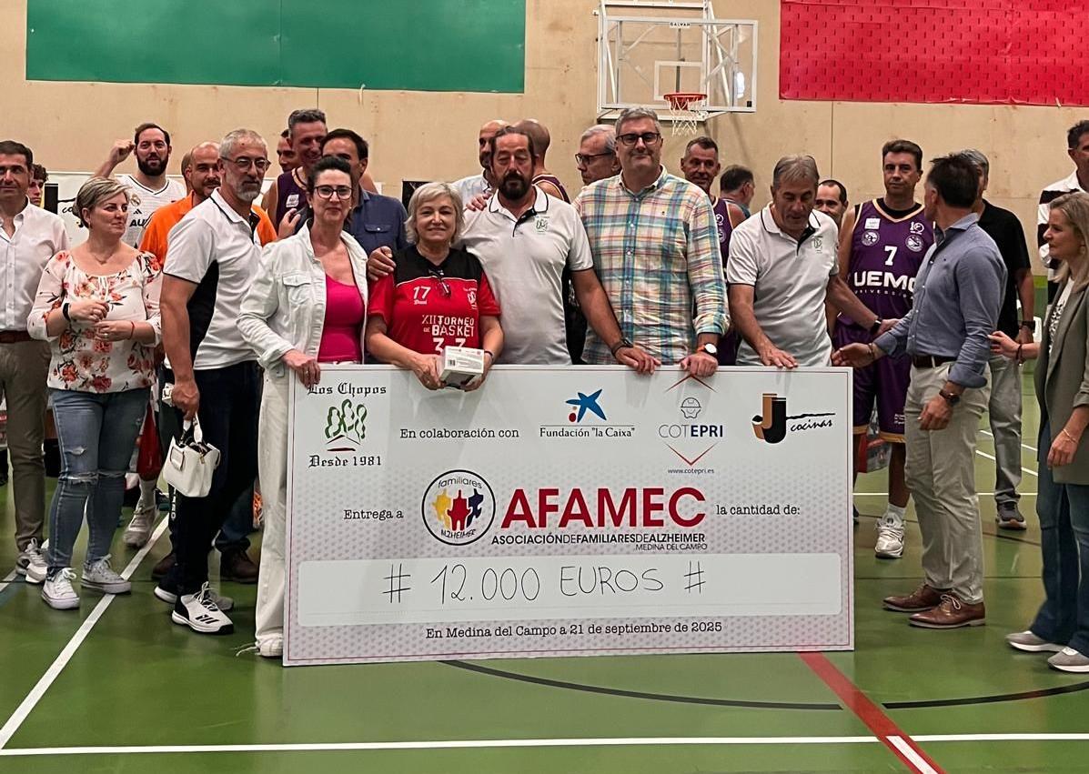 Imagen secundaria 1 - Los Veteranos de Valladolid tutean y plantan cara a las Leyendas del Real Madrid